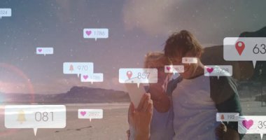 Sahilde selfie çektiren, sosyal medya bilgilendirme animasyonuna sahip iki kişi. Tatil, seyahat, teknoloji, arkadaşlar, yaz, dijital