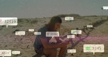 Sahilde oturan bir adam sosyal medya bildirimleriyle animasyonu örtüyor. Teknoloji, dijital, bağlantı, ağ, çevrimiçi, boş zaman