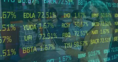 Ofiste çalışan çeşitli iş adamları üzerinde finansal veri işleme animasyonu. finans, teknoloji, çeşitlilik, takım çalışması, işbirliği, analiz