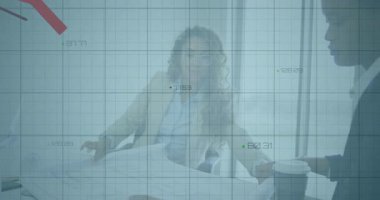 Ofiste, finansal grafik animasyonuyla stratejiyi tartışan çeşitli profesyoneller sergilendi. İş, takım çalışması, işbirliği, toplantı, şirket, finans