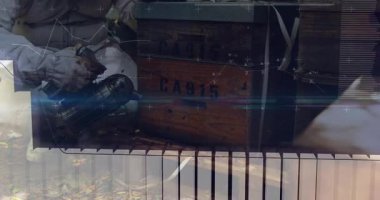 Kovan bakımı, veri işleme animasyonu ile arıcı olay yerini örtüyor. Arıcılık, teknoloji, tarım, bal, sürdürülebilirlik, yenilik