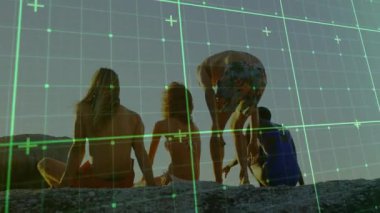 Kayaların üzerinde oturan, dijital ızgarası olan gençler animasyon etkisi yaratıyor. Teknoloji, yaratıcılık, takım çalışması, grafikler, açık hava, eğlence