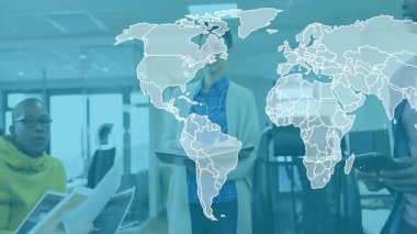 Modern ofiste işbirliği, dünya haritası için animasyon kullanan çeşitli iş adamları. Takım çalışması, beyin fırtınası, yenilik, teknoloji, yaratıcılık, küresel