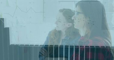 Ofiste, iş kadınları bilgisayar ekranında veri tabloları ve grafikleri analiz ediyorlar. analitik, işyeri, takım çalışması, analiz, profesyonel, kurumsal