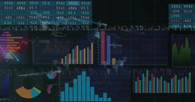 Finansal veriler ve grafikler dijital dünya haritası üzerinde animasyon işliyor. Finans, analitik, ekonomi, küresel, teknoloji, veri görselleştirme