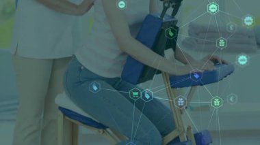 Dijital simgelerin animasyonu masaj terapistine spa 'da yardımcı oluyor. Sağlık, rahatlama, terapi, dijital arayüz, teknoloji, yardım