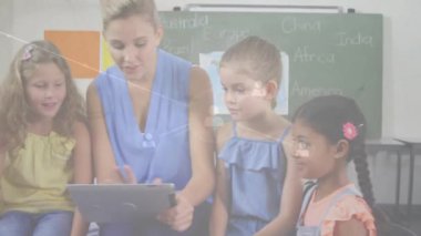 Okulda, öğretmen ve çeşitli çocuklar animasyon kaplamalı tablet kullanıyorlar. Eğitim, teknoloji, öğrenme, öğretim, yenilik, çeşitlilik