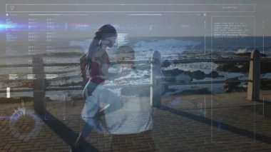 Deniz kenarında koşan, dijital verisi olan kadın ekranda animasyon oluşturuyor. Fitness, teknoloji, egzersiz, koşu, sağlık, yenilik