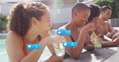 Havuzda dinlenen insanlar, sosyal medya simgelerinin animasyonlu akıllı telefonları kullanıyorlar. Yaz, rahatlama, teknoloji, iletişim, bağlantı, açık hava