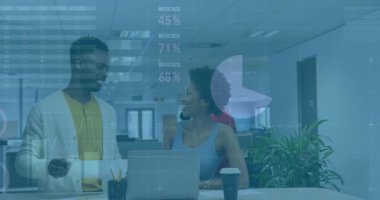 Veri analizi animasyon örtüşmesi ile iş birliği yapan iş ekibi. Takım çalışması, işbirliği, yenilik, toplantı, dijital, beyin fırtınası