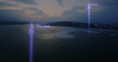 Oklar ve numaralar, alacakaranlıkta sakin kıyı manzarasının üzerinde canlanıyor. Soyut, örtülü, doğa, günbatımı, huzur dolu, yön