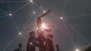 Rugby oyuncuları ağ bağlantılarıyla onların üzerinde çizgi oluşturuyorlar. Takım çalışması, sporcular, dijital, teknoloji, spor, strateji