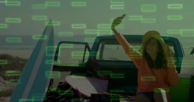 Sahilde dijital veri animasyonuyla selfie çeken bir kadın. Teknoloji, tatil, yaz, fütürist, boş zaman, akıllı telefon