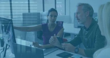 Dijital analitiği olan iş adamları ofis ortamında verileri tartışıyor. teknoloji, takım çalışması, strateji, toplantı, işbirliği