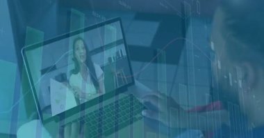 Dizüstü bilgisayarda, ekranı kaplayan finansal veri grafiklerinin animasyonuyla sanal toplantı. Finans, teknoloji, dijital, analiz, iş, iletişim