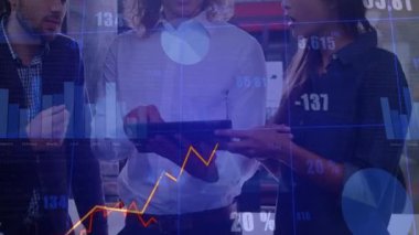 Finansal grafik örtüşmesi analiz ediliyor, iş adamları ofiste tablet kullanıyor. finans, teknoloji, analiz, takım çalışması, işbirliği, strateji