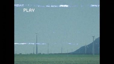 PLAY metin ile VHS-stil statik animasyon uzak tepeler arazi üzerinde. Retro, vintage, glitch, nostalji, digital, screen