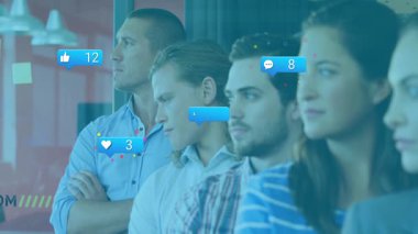 Okulda, sosyal medya bilgilendirme ikonlarıyla ayakta duran insanların animasyonu. Dijital, ağ oluşturma, iletişim, çevrimiçi, sanal, etkileşim