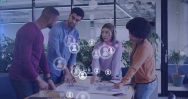 Toplantı sırasında çeşitli iş adamları üzerinde medya simgeleri. küresel ağlar, iş dünyası, veri işleme ve dijital arayüz kavramı dijital olarak oluşturuldu.