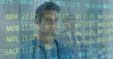 Steteskopla gülümseyen erkek doktorun veri işleme görüntüsü. tıp, dijital arayüz ve veri işleme kavramı dijital olarak oluşturulmuş görüntü.