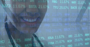 Steteskoplu kadın doktorun veri işleme görüntüsü. tıp, dijital arayüz ve veri işleme kavramı dijital olarak oluşturulmuş görüntü.