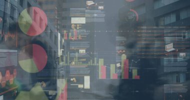 Çeşitli iş adamları ve şehir manzarası üzerinden finansal veri işleme görüntüsü. küresel iş, finans, bağlantılar ve dijital arayüz konsepti dijital olarak oluşturulmuş görüntü.