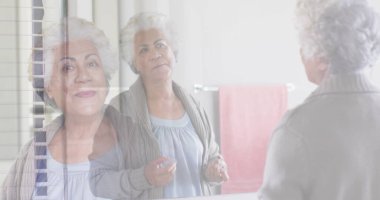 Aynaya bakan, ruj süren ve ziyaretçiyi selamlayan neşeli son sınıf kadınlarının birleşimi. Sağlıklı emeklilik ve refah kavramı dijital olarak oluşturulmuş imaj.