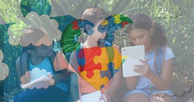 Tablet kullanan okul çocuklarının üzerinde renkli yapboz parçaları. otizm, öğrenme güçlüğü, destek ve farkındalık kavramı dijital olarak oluşturulmuş görüntü.