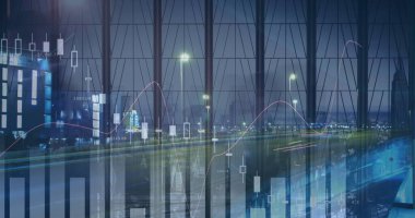 Geceleri şehir manzarası üzerinden finansal veri işleme görüntüsü. küresel iş, finans, bağlantılar ve dijital arayüz konsepti dijital olarak oluşturulmuş görüntü.