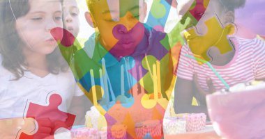 Renkli yapboz parçaları doğum günü pastası olan çocukları partide teslim ediyor. otizm, öğrenme güçlüğü, destek ve farkındalık kavramı dijital olarak oluşturulmuş görüntü.