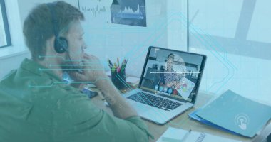 Telefon kulaklığı ve dizüstü bilgisayar kullanan beyaz bir adamın biyometrik parmak izi. küresel çevrimiçi güvenlik, bağlantılar, ağlar ve dijital olarak oluşturulmuş görüntü işleme kavramı.