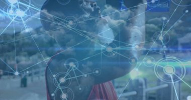 Açık havada su içen Afrika kökenli Amerikalı kıdemli bir adamın iletişim ağı görüntüsü. spor ve sağlıklı, aktif emeklilik yaşam tarzı ve teknoloji konsepti dijital olarak oluşturulmuş imaj.