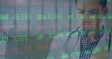 Steteskoplu bir erkek doktorun veri işleme görüntüsü. tıp, dijital arayüz ve veri işleme kavramı dijital olarak oluşturulmuş görüntü.