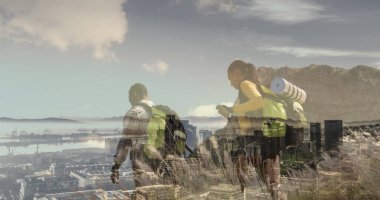 Dağda yürüyüş yapan çift ve modern şehir manzarasının birleşimi. sağlık, zindelik ve refah kavramı dijital olarak oluşturulmuş imaj.