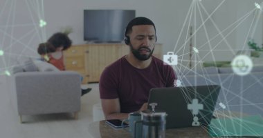 Dizüstü bilgisayarla insan üzerinden bağlantı ağı görüntüsü. küresel iletişim, bağlantılar, teknoloji ve dijital arayüz kavramı dijital olarak oluşturulmuş görüntü.