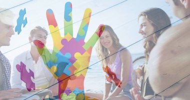 Renkli yapboz parçalarının görüntüsü yaz plaj partisinde mutlu arkadaşları teslim ediyor. otizm, öğrenme güçlüğü, destek ve farkındalık kavramı dijital olarak oluşturulmuş görüntü.