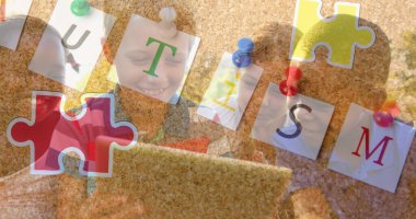 Tablet kullanan çocuklar üzerine renkli yapboz parçaları ve otizm metinleri. otizm, öğrenme güçlüğü, destek ve farkındalık kavramı dijital olarak oluşturulmuş görüntü.