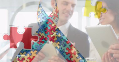 Dijital cihazlar kullanan iş adamlarının üzerindeki renkli yapboz parçalarının görüntüsü. otizm, öğrenme güçlüğü, destek ve farkındalık kavramı dijital olarak oluşturulmuş görüntü.