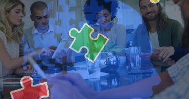 Tablet kullanan iş arkadaşlarının üzerine renkli yapboz parçaları. otizm, öğrenme güçlüğü, destek ve farkındalık kavramı dijital olarak oluşturulmuş görüntü.