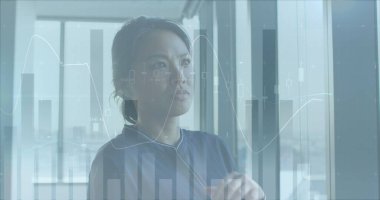 Asyalı iş kadını düşüncesi üzerinden finansal veri işleme görüntüsü. küresel iş, finans ve dijital arayüz kavramı dijital olarak oluşturulmuş görüntü.