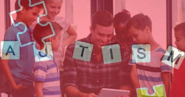 Erkek öğretmenle okul çocukları üzerine renkli bulmaca parçaları ve otizm metinleri. otizm, öğrenme güçlüğü, destek ve farkındalık kavramı dijital olarak oluşturulmuş görüntü.