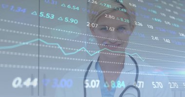 Steteskoplu kadın doktorla ilgili veri işleme ve istatistikler. tıp, dijital arayüz ve veri işleme kavramı dijital olarak oluşturulmuş görüntü.