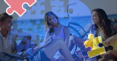 Renkli yapboz parçaları ve yaz plaj partisinde mutlu arkadaşlara karşı insan kafası. otizm, öğrenme güçlüğü, destek ve farkındalık kavramı dijital olarak oluşturulmuş görüntü