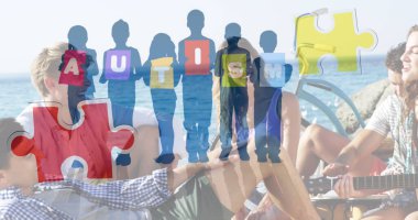 Renkli yapboz parçaları ve otizm metninin yaz plaj partisindeki mutlu arkadaşlar üzerindeki görüntüsü. otizm, öğrenme güçlüğü, destek ve farkındalık kavramı dijital olarak oluşturulmuş görüntü.