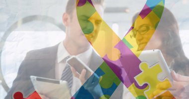 Yapboz parçaları, kurdele ve otizm metinleri dijital cihazlar kullanan iş adamları üzerinde. otizm, öğrenme güçlüğü, destek ve farkındalık kavramı dijital olarak oluşturulmuş görüntü.