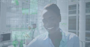 Ofiste gülümseyen Afrikalı Amerikalı iş kadınının mali veri işleme görüntüsü. küresel iş, finans, bağlantılar ve dijital arayüz konsepti dijital olarak oluşturulmuş görüntü.