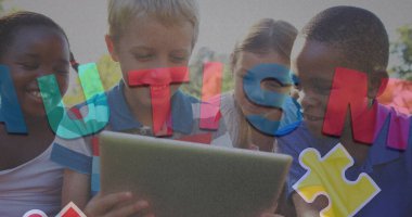 Tablet kullanan çocuklar üzerine renkli yapboz parçaları ve otizm metinleri. otizm, öğrenme güçlüğü, destek ve farkındalık kavramı dijital olarak oluşturulmuş görüntü.