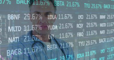 Steteskoplu bir erkek doktorun veri işleme görüntüsü. tıp, dijital arayüz ve veri işleme kavramı dijital olarak oluşturulmuş görüntü.