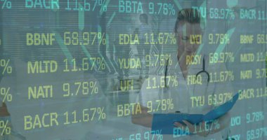 Kadın doktor üzerinden veri işleme görüntüsü. tıp, dijital arayüz ve veri işleme kavramı dijital olarak oluşturulmuş görüntü.