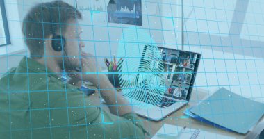 Telefon kulaklığı ve dizüstü bilgisayar kullanan beyaz bir adamın biyometrik parmak izi. küresel çevrimiçi güvenlik, bağlantılar, ağlar ve dijital olarak oluşturulmuş görüntü işleme kavramı.